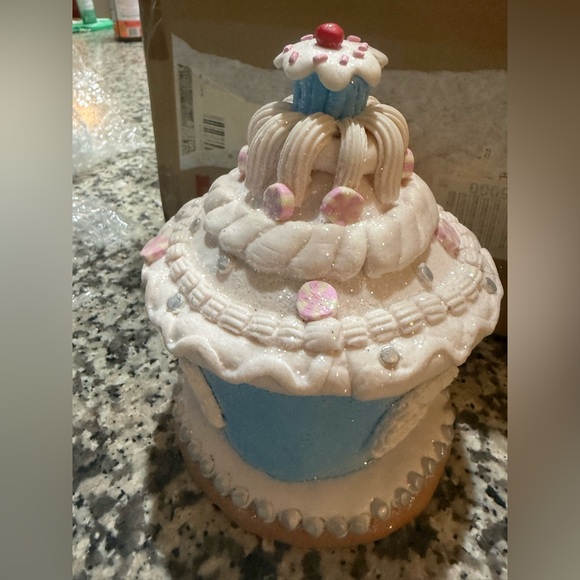 Set of (3) Valerie Parr 6” Illuminated Pastel Gingerbread Cupcakes houses - Picture 5 of 17